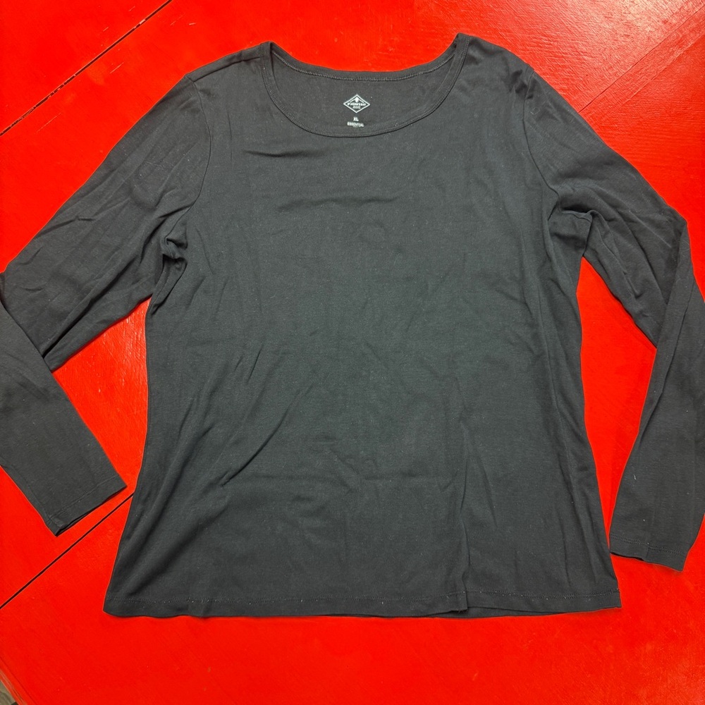 ST. JOHN’S BAY ESSENTIAL LONG SLEEVE BLACK TEE